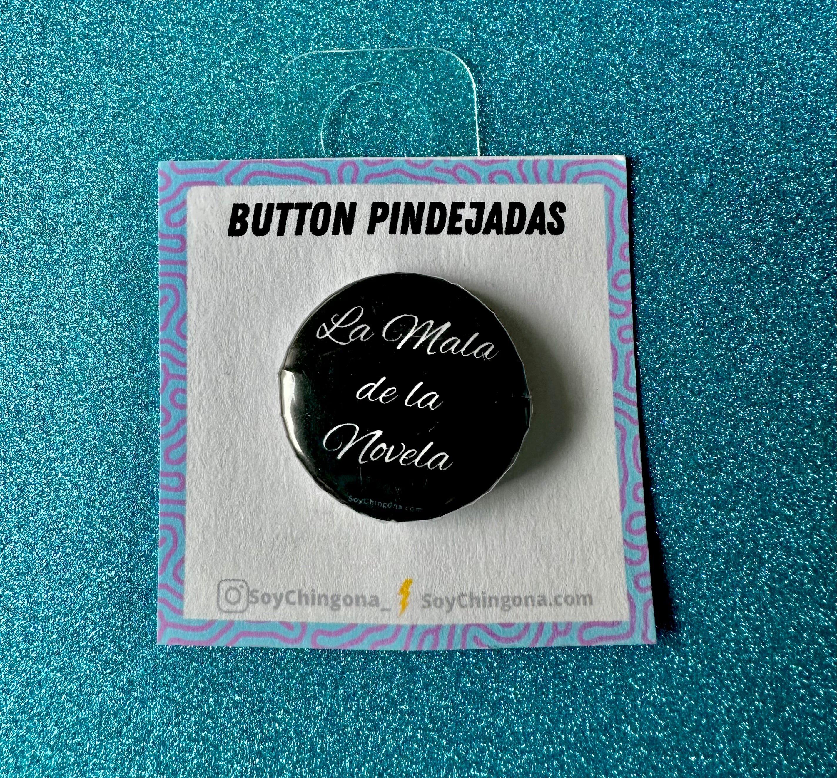 La mala de la novela Button Pin
