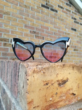 Load image into Gallery viewer, CatEye Corazon Sunglasses with Bruja Pouch