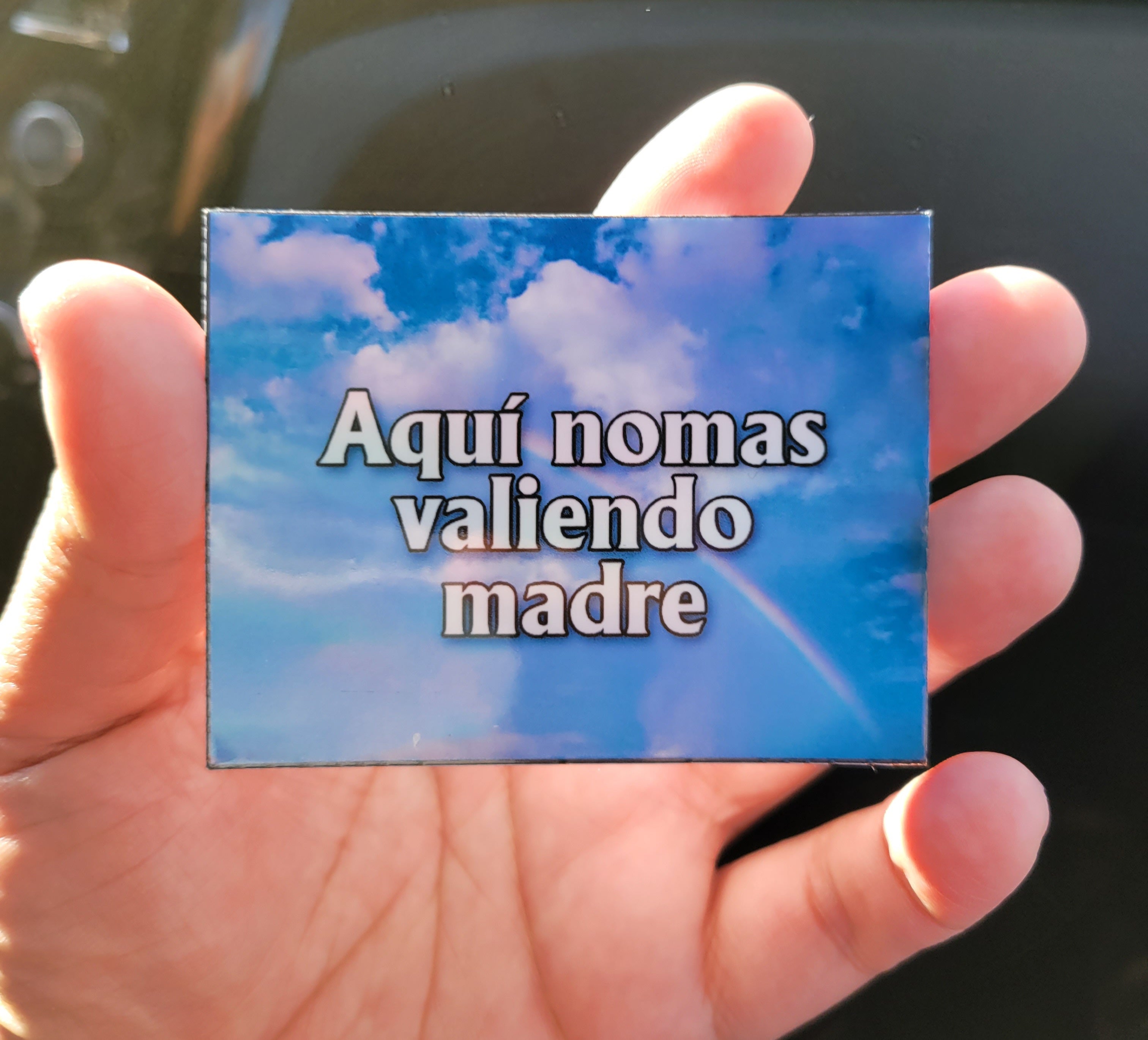 Aquí nomas valiendo madre Sticker