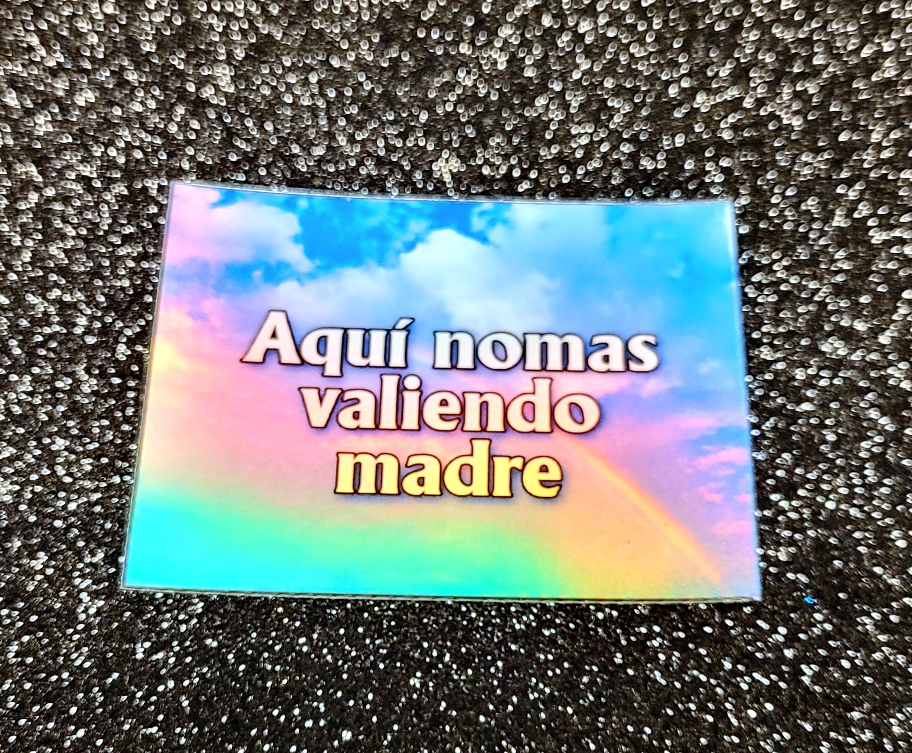 Aquí nomas valiendo madre Sticker